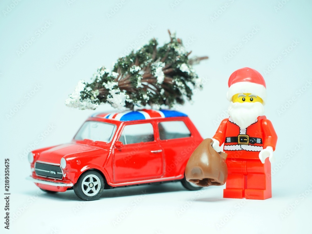 Obraz premium Indonesia - September 13, 2023 : Mini toy at outdoor with blurred background. Santa Claus concept design.
