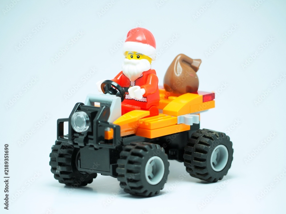 Obraz premium Indonesia - September 13, 2023 : Mini toy at outdoor with blurred background. Santa Claus concept design.