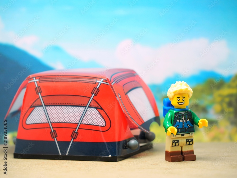 Obraz premium Indonesia - August 6, 2023 : Mini toy at table with blurred background. Miniature photography concept design.