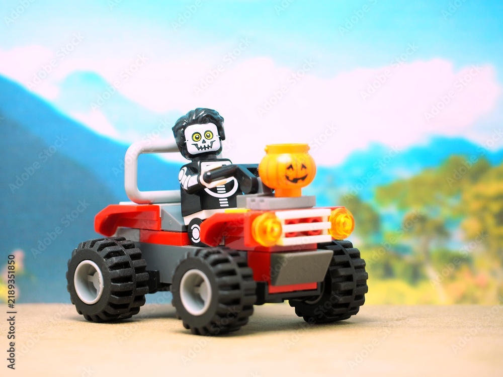 Obraz premium Indonesia - August 6, 2023 : Mini toy at table with blurred background.