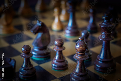 Canvastavla chess pieces on a chessboard