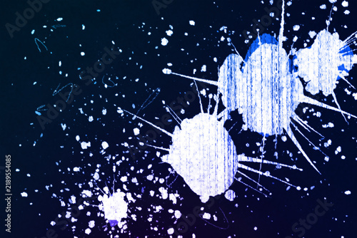 Tapety artystyczne 青のインクで描いた暗い背景に反転飛沫が画面全体へ弾ける構図のVJ映像背景