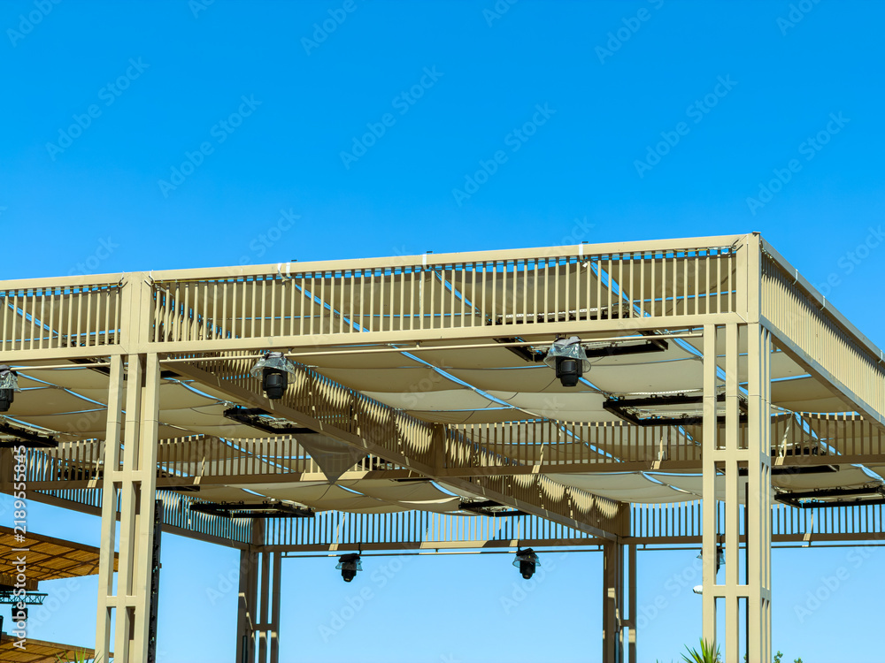 Obraz premium Structure with outdoor canopy in clear blue sky