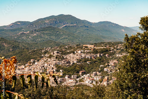 Fotografie A panoramic view of the town of Subiaco in Lazio, with the Rieti Apennines behin