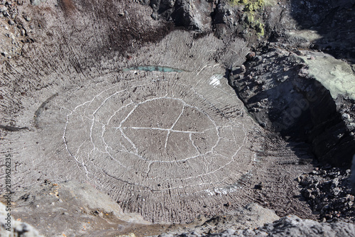 Fotografía Concentric ice cracks on the dried up lake bed inside Gorely volcano crater, Kam