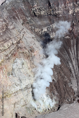 Foto Active fuming fumarole steam vent on the crater floor of Gorely volcano, Kamchat