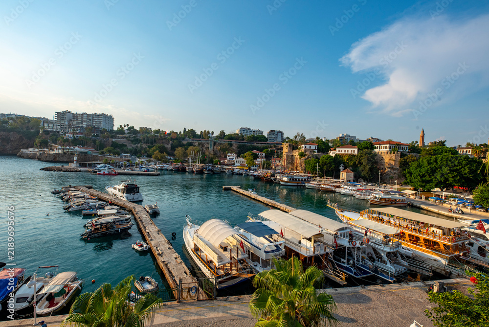 Obraz premium Antalya, Turkey - August 27, 2026: The image shows a historic cobblestone street in Kaleiçi, the old town of Antalya, Türkiye, featuring traditional Ottoman-style architecture and ancient stone. Histo