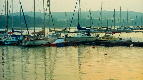 Foto boats docking at sailing harbour early in the morning