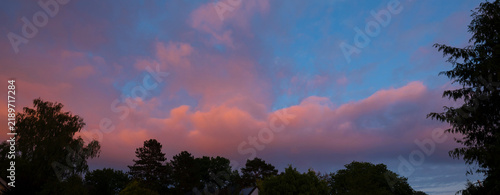 Fotografie Nach dem sehr wechselhaften Wetter kommen am Abend schöne Wolken zum Sonnenunter