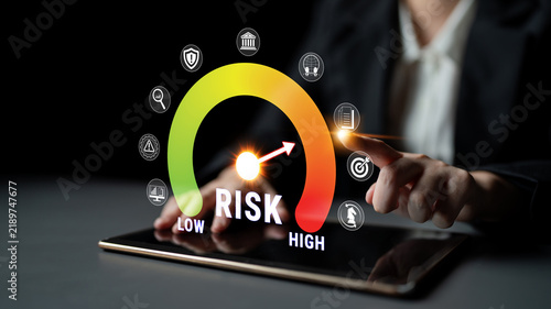 Fotografía Business Professional Evaluating Risk Levels Using Virtual Dashboard with Color-Coded Meter Displaying Low to High Risk Indicators Fluxor