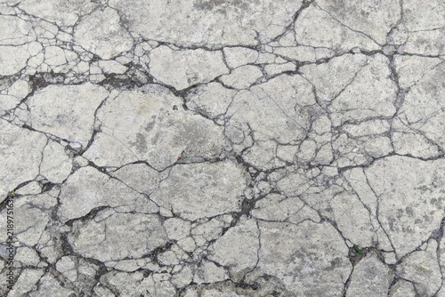 Canvastavla ​Cracked concrete surface background texture with broken line pattern, close up