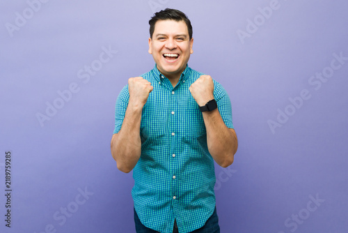 фотографія Man celebrating victory and achievement with raised fists, expressing happiness