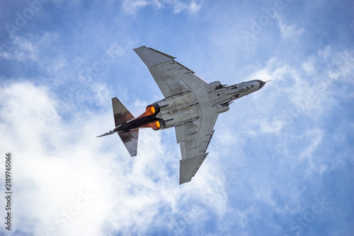 Foto Vietnam era fighter jet in flight using afterburner engine
