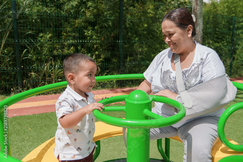 Fotografía Grandmother recovering from injury spending time with grandson