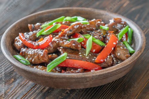 Tapety artystyczne Chinese Beef Stir Fry Garnished With Scallions Sesame Seeds And Chopsticks Beautifully Presented
