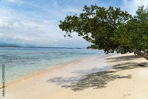 Obraz na plátne ISLA PARADISIACA CON AGUA CRISTALINA IDEAL PARA RELAJARSE
