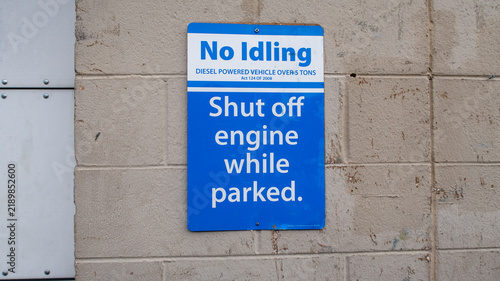 Foto No Idling Sign for Diesel Vehicles Mounted on Exterior Wall of Loading Dock