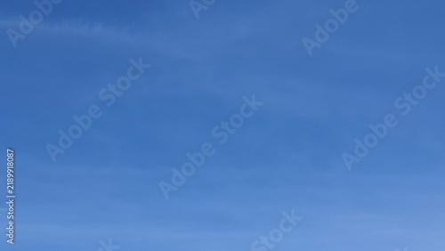 Foto Bright blue cloudless sky on a clear sunny day, creating a clean and minimal natural background