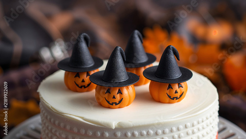 Obraz na płótnie 魔女帽子のジャックオランタン飾りをのせたハロウィンケーキ