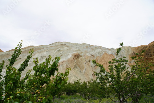 Fotografía Real shot of loess erosion Danxia landform stratification gully soil mountain