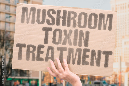 Foto "Mushroom toxin treatment" Medical protocols counteract poisoning through activated charcoal and supportive care