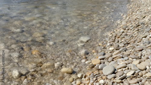 砂利の上を流れる浅い水 シームレスループ動画背景 16:9 4K