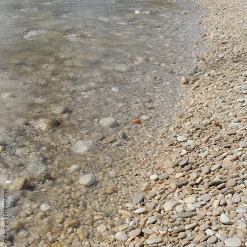砂利の上を流れる浅い水 シームレスループ動画背景 1:1 4K