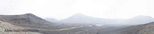 Naklejka 荒涼とした土地、砂の惑星、活火山の火口、噴火しそうな谷底、異世界の星