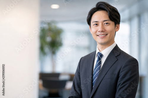 Plakat オフィスで腕を組んで微笑む日本人ビジネスマン Generative AI