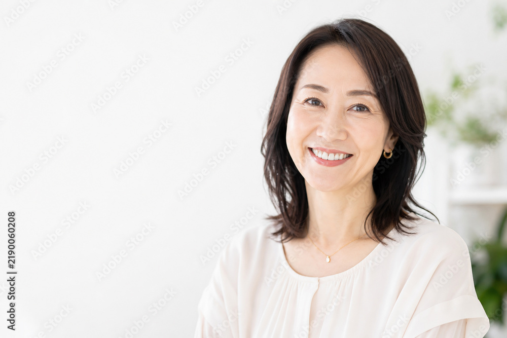 Fototapeta premium 室内で穏やかに微笑む日本人中年女性のポートレート Generative AI