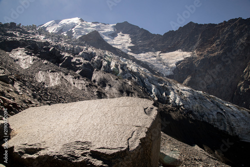 Foto Glacier receding in an alpine mountain landscape