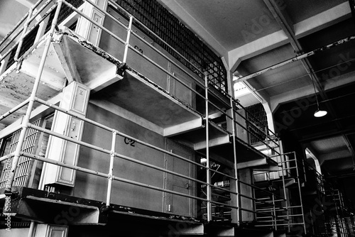 Obraz na plátně Black and white view shows an Alcatraz cellblock interior and barred walkways