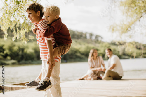 Cuadro en lienzo Joyful lake moments with kids playing and family bonding