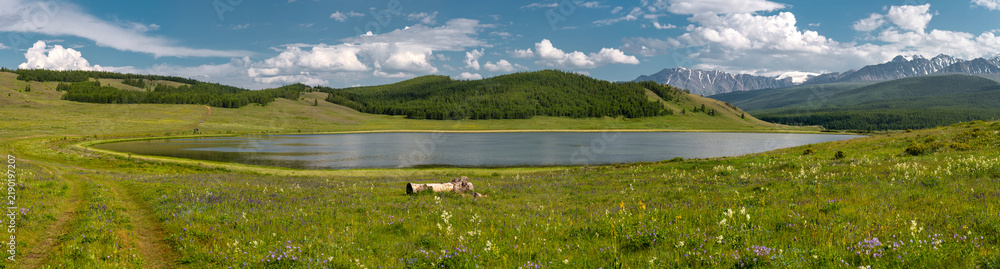 Obraz premium A beautiful alpine panoramic view of a high-mountain lake