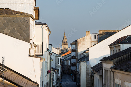 Foto Historic Street View with Cathedral Bell Tower, Lugo, Spain