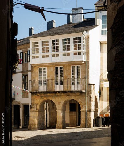 Foto Historic Stone Building with Arches and Balcony, Lugo, Spain