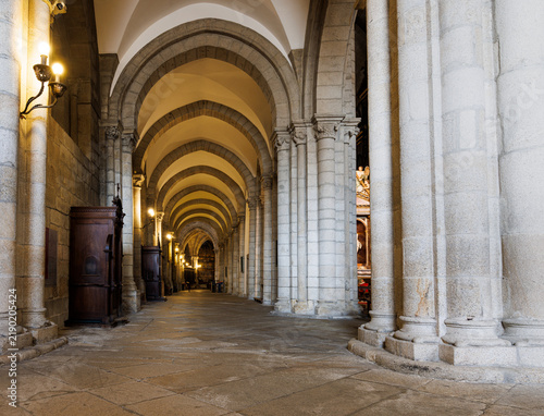 Foto Arched Stone Corridor with Confessionals, Lugo Cathedral, Lugo, Spain