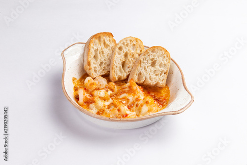 Fotografía Shrimp scampi with toasted bread in ceramic bowl food preparation