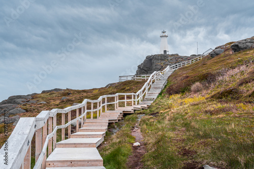 Weißer Leuchtturm von Cape Spear auf einer felsigen Klippe am Meer in Neufundland