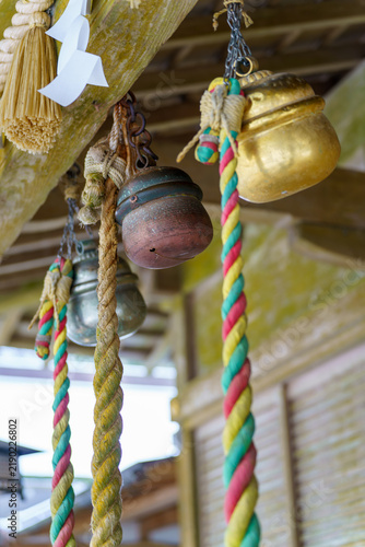Obraz w ramie 神社の軒下に下がる鈴と鈴緒