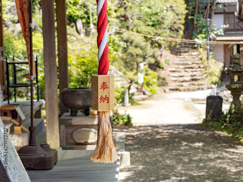 寺院の軒下に下がる奉納の鈴緒