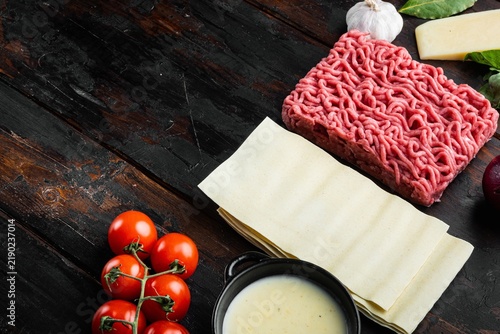 Canvastavla Raw ground beef piled beside stacked lasagna sheets, fresh cherry tomatoes on vi