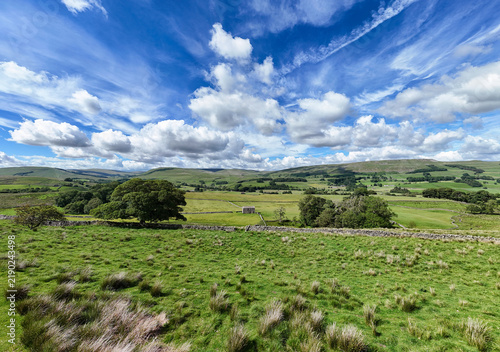 Hügelige Landschaft mit Scheune und spektakulären Wolken in den Yorkshire Dales bei Hawes