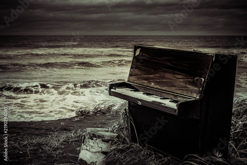 Foto Piano stands on the black volcanic sand of Khalaktyrsky Beach, facing the vast Pacific Ocean beneath a moody Kamchatka sky