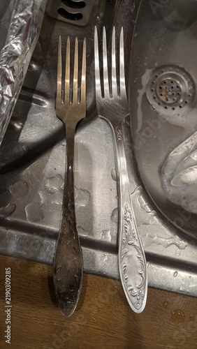 Quadro su tela Before and after visual comparison of two vintage silver forks on a stainless steel kitchen sink, showing one heavily tarnished and oxidized next to a clean, brightly polished piece