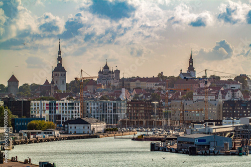 Foto A scenic panoramic view of the Tallinn skyline and old town with historic spires, seen from the upper deck of a ferry in the port