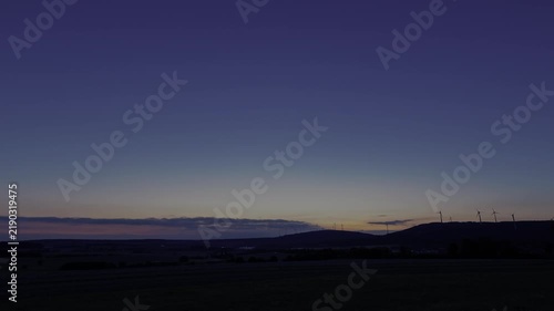 Zeitraffer eines Sonnenaufgangs im Herbst in HDR