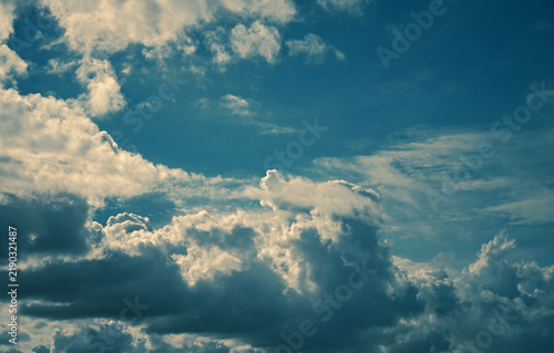 幻想的な雲と晴れた空