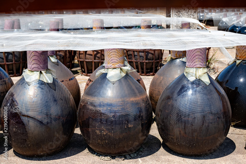 Foto Sunbaked sweet Banyuls fortified wine in traditional demijohns bonbonnes glass j
