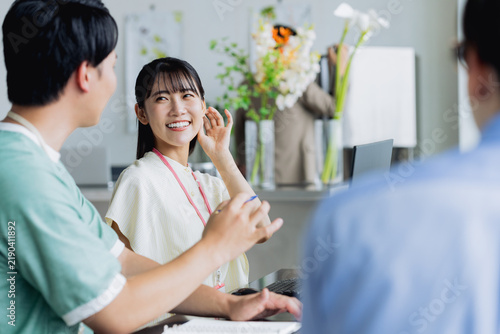 Plakat オフィスで働く若い女性のエンジニア